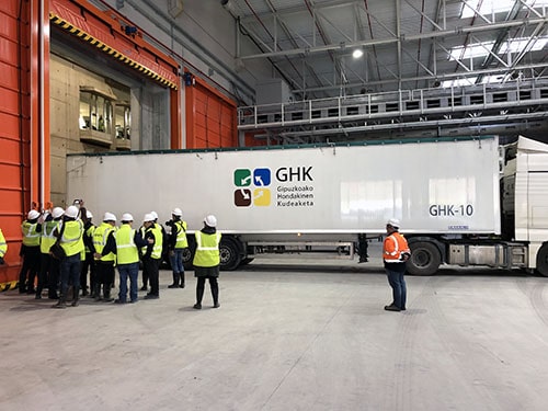 Descarga del primer camión de residuos en el Complejo Medioambiental de Guipuzcoa en Zubieta